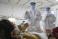 Tenaga Kesehatan Kuansing saat melayani pasien PDP (Foto Istimewa)