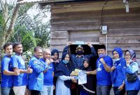 Fedrios didampingi Ketua DPC Demorat Kuansing Jon Tikal serta sejumlah fungsionaris partai meyerahkan bantuan sembako untuk warga (Foto dok Demokrat)