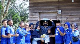 Fedrios didampingi Ketua DPC Demorat Kuansing Jon Tikal serta sejumlah fungsionaris partai meyerahkan bantuan sembako untuk warga (Foto dok Demokrat)