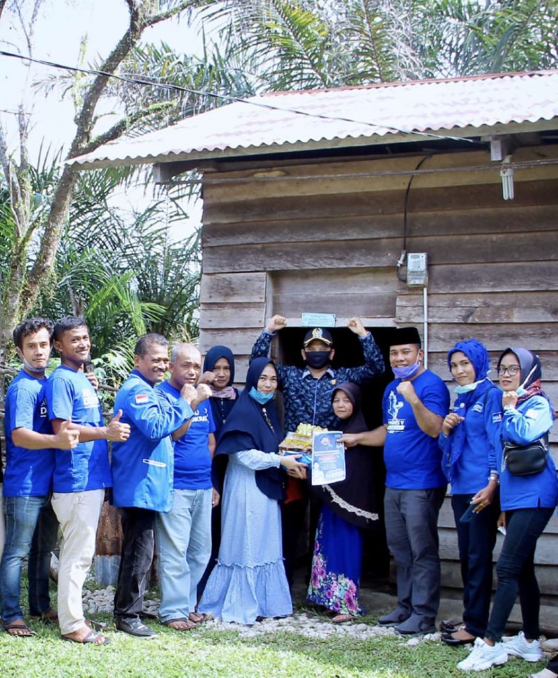Fedrios didampingi Ketua DPC Demorat Kuansing Jon Tikal serta sejumlah fungsionaris partai meyerahkan bantuan sembako untuk warga (Foto dok Demokrat)