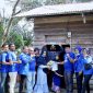 Fedrios didampingi Ketua DPC Demorat Kuansing Jon Tikal serta sejumlah fungsionaris partai meyerahkan bantuan sembako untuk warga (Foto dok Demokrat)