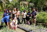 Fedrios Gusni bersama warga dan pak Mizan  (Foto dokumen fedrios) 