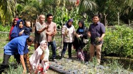 Fedrios Gusni bersama warga dan pak Mizan  (Foto dokumen fedrios) 