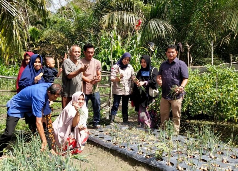 Fedrios Gusni bersama warga dan pak Mizan  (Foto dokumen fedrios) 