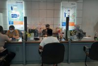 Nasabah dsn karyawan BRI Telukkuantan diwajibkan memakai masker (Foto dok BRI)