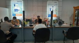 Nasabah dsn karyawan BRI Telukkuantan diwajibkan memakai masker (Foto dok BRI)
