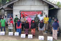Kapolres saat menyerahkan bantuan di Desa Koto Kari, Kecamatan Kuantan tengah, Kuansing (Foto dok Polres Kuansing)