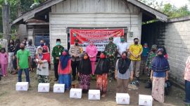 Kapolres saat menyerahkan bantuan di Desa Koto Kari, Kecamatan Kuantan tengah, Kuansing (Foto dok Polres Kuansing)