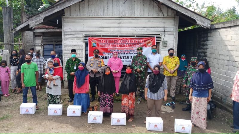 Kapolres saat menyerahkan bantuan di Desa Koto Kari, Kecamatan Kuantan tengah, Kuansing (Foto dok Polres Kuansing)