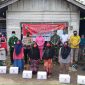 Kapolres saat menyerahkan bantuan di Desa Koto Kari, Kecamatan Kuantan tengah, Kuansing (Foto dok Polres Kuansing)