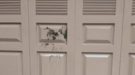 Pintu depan rumah kediaman Agus Salim di Muaro Sentajo dilempari taik kerbau (Foto dok Agus Salim)