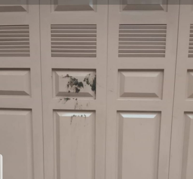 Pintu depan rumah kediaman Agus Salim di Muaro Sentajo dilempari taik kerbau (Foto dok Agus Salim)