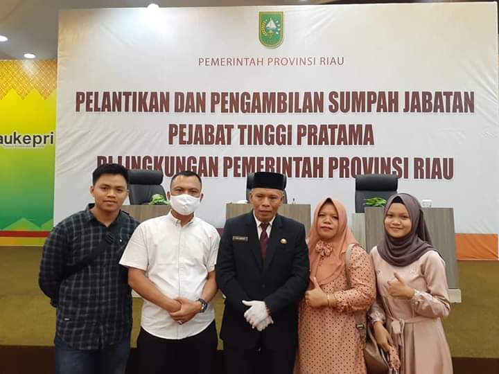 Zul Ikram berasama keluarga seusai prosesi pelantikan (Foto Istimewa) 