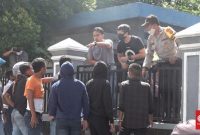 Massa di Kendari, Sultra menolak kedatangan tenaga kerja asing asal China. (CNN Indonesia/ Fandi)