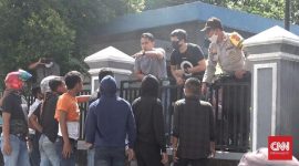 Massa di Kendari, Sultra menolak kedatangan tenaga kerja asing asal China. (CNN Indonesia/ Fandi)