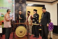 Bupati H.Mursini didaulat membuka secara resmi Mubes IKKS Pekanbaru, Minggu 12 Juli 2020 (Foto dok IKKS Pekanbaru)