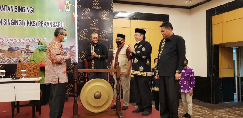 Bupati H.Mursini didaulat membuka secara resmi Mubes IKKS Pekanbaru, Minggu 12 Juli 2020 (Foto dok IKKS Pekanbaru)