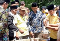 Andi Putra mengawali pekrjaan pembangunan surau Nurul Akbar di Desa Lubuk Kebun, Kecamatan Logas Tanah Darat (Foto dok ASA) 
