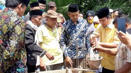 Andi Putra mengawali pekrjaan pembangunan surau Nurul Akbar di Desa Lubuk Kebun, Kecamatan Logas Tanah Darat (Foto dok ASA) 