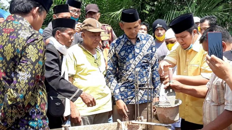 Andi Putra mengawali pekrjaan pembangunan surau Nurul Akbar di Desa Lubuk Kebun, Kecamatan Logas Tanah Darat (Foto dok ASA) 