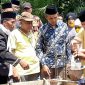 Andi Putra mengawali pekrjaan pembangunan surau Nurul Akbar di Desa Lubuk Kebun, Kecamatan Logas Tanah Darat (Foto dok ASA) 