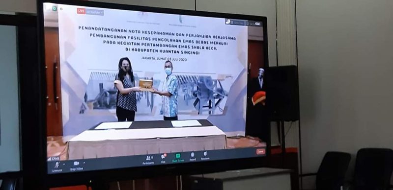 Menyaksikan penandatangan MoU secara virtual (Foto Huas Kuansing)
