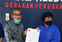 H.Mursini menerima penyerahan SK Partai Nasdem dari kader pusat Patrai Nasdem Siti Nurbaya yang juga Menteri LHK. Penyerahan SK berlangsung di Kantor DPW Partai Nasdem Riau, Pekanbaru, Sabtu tadi (Foto dok Nasdem)
  
