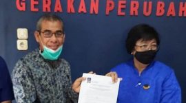 H.Mursini menerima penyerahan SK Partai Nasdem dari kader pusat Patrai Nasdem Siti Nurbaya yang juga Menteri LHK. Penyerahan SK berlangsung di Kantor DPW Partai Nasdem Riau, Pekanbaru, Sabtu tadi (Foto dok Nasdem)
  
