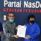 H.Mursini menerima penyerahan SK Partai Nasdem dari kader pusat Patrai Nasdem Siti Nurbaya yang juga Menteri LHK. Penyerahan SK berlangsung di Kantor DPW Partai Nasdem Riau, Pekanbaru, Sabtu tadi (Foto dok Nasdem)
  
