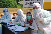 Pengambilan swab massal di Desa Koto Lubukjambi, Sabtu (4/7/2020) (Foto medsos Suryani Syafri)