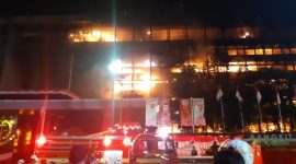 Gedung Kejagung terbakar (Foto Kompas.com/Bonfilio Putra)