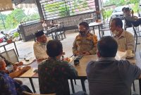 Kapolres Kuansing berbincang dengan Datuk Bisai serta sejumlah tokoh masyarakat (Foto dok Polres)
