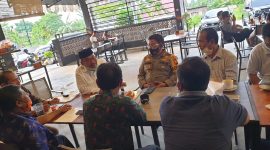 Kapolres Kuansing berbincang dengan Datuk Bisai serta sejumlah tokoh masyarakat (Foto dok Polres)
