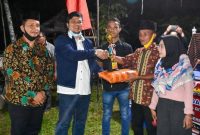 Andi Putra menyerahkan hadiah untuk para pemenang lomba perayaan HUT Kem RI ke 75 di Desa Toar (Foto dok ASA)