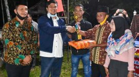 Andi Putra menyerahkan hadiah untuk para pemenang lomba perayaan HUT Kem RI ke 75 di Desa Toar (Foto dok ASA)