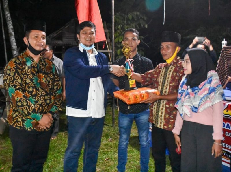 Andi Putra menyerahkan hadiah untuk para pemenang lomba perayaan HUT Kem RI ke 75 di Desa Toar (Foto dok ASA)