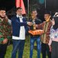 Andi Putra menyerahkan hadiah untuk para pemenang lomba perayaan HUT Kem RI ke 75 di Desa Toar (Foto dok ASA)