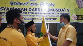 Penyerahan panji Golkar (Foto dok ASA)