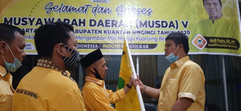 Penyerahan panji Golkar (Foto dok ASA)