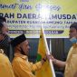 Penyerahan panji Golkar (Foto dok ASA)