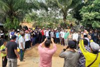 Warga Kopah antusias menyambut Andi Putra - Suhardiman Ambi beserta Tim ASA dalam kegiatan goro perbaikan jalan (Foto dok ASA)