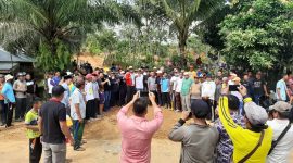 Warga Kopah antusias menyambut Andi Putra - Suhardiman Ambi beserta Tim ASA dalam kegiatan goro perbaikan jalan (Foto dok ASA)