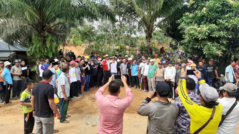 Warga Kopah antusias menyambut Andi Putra - Suhardiman Ambi beserta Tim ASA dalam kegiatan goro perbaikan jalan (Foto dok ASA)