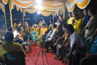 Andi Putra dan H.Sukarmis berbincang hangat penuh keakraban dengan warga Desa Seberang Taluk (Foto dok ASA)