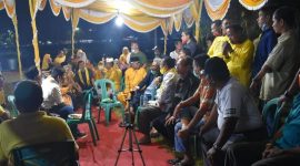 Andi Putra dan H.Sukarmis berbincang hangat penuh keakraban dengan warga Desa Seberang Taluk (Foto dok ASA)