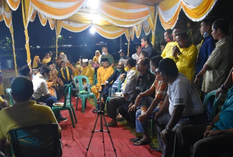 Andi Putra dan H.Sukarmis berbincang hangat penuh keakraban dengan warga Desa Seberang Taluk (Foto dok ASA)