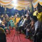 Andi Putra dan H.Sukarmis berbincang hangat penuh keakraban dengan warga Desa Seberang Taluk (Foto dok ASA)