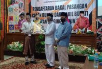 H.Mursini menerima berita acara pencalonan yang memenuhi syarat (MS) (Foto KuansingKita)