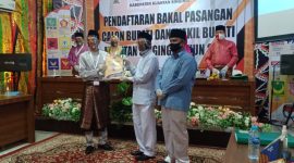 H.Mursini menerima berita acara pencalonan yang memenuhi syarat (MS) (Foto KuansingKita)