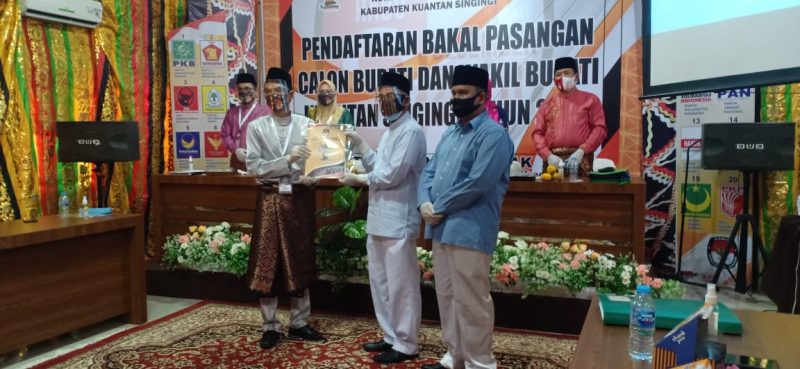 H.Mursini menerima berita acara pencalonan yang memenuhi syarat (MS) (Foto KuansingKita)